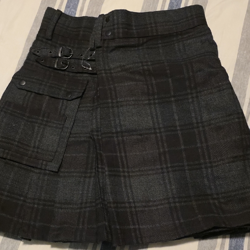 Men's Classic Tartan Kilt in Black and Gray - Picture 4 of 4